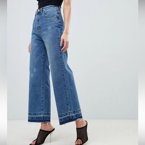 PrettyLittleThing wide leg raw hem Stylish Blue Denim Jeans in Midwash